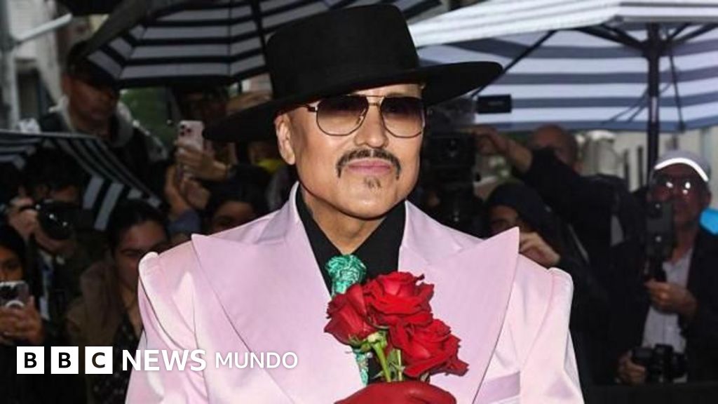 El diseñador de Adidas Willy Chavarría pide disculpas por "apropiarse" de un diseño de sandalias mexicanas