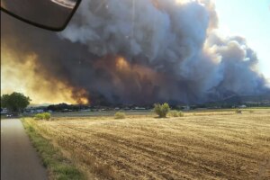 El fuego continúa avanzando, aunque más lentamente, en el megaincendio de Francia que ya alcanza las 16.000 hectáreas quemadas | elmundo.es