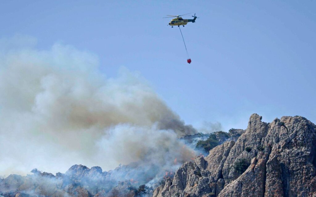 El fuego se ceba con León, donde preocupa el avance del de Las Médudas, y vuelve a impactar en Tarifa (Cádiz)