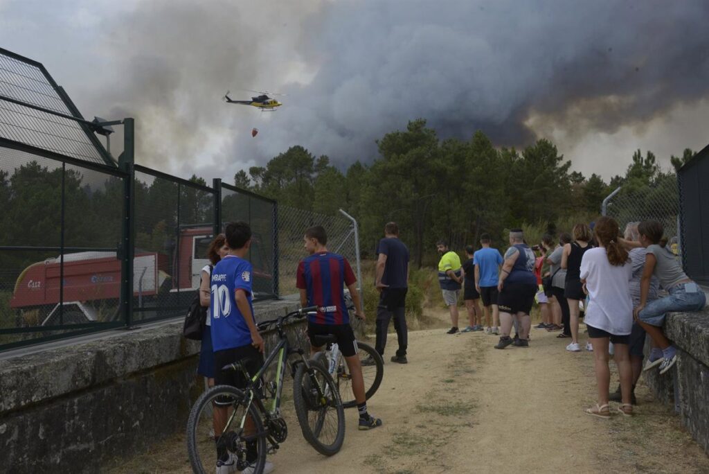 El fuego se extiende por España con más de una docena de incendios, la mayoría en CyL con 2.500 desalojados, y Ourense