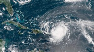 El huracán Erin se intensifica a nivel 5 y golpeará Puerto Rico e Islas Vírgenes