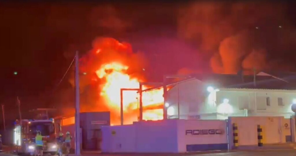 El incendio en una nave de químicos obliga a confinar el barrio rural de La Cartuja (Zaragoza) de madrugada