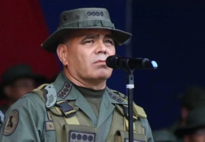El ministro de Defensa, Vladimir Padrino López evalúa con oficiales de la FANB las amenazas de EEUU contra Venezuela