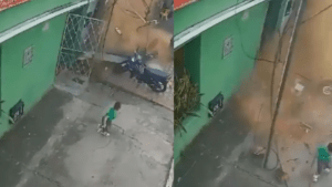 El momento exacto cuando un niño de cuatro años se salvó por segundos de ser aplastado por un muro en Bucaramanga