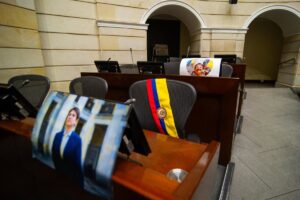 El padre del difunto senador Miguel Uribe sustituye a su hijo como precandidato presidencial en Colombia | europapress.es