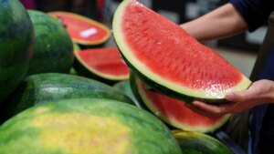 El particular ingrediente que debes utilizar para potenciar al máximo el sabor de la sandía (y no es sal ni especias)