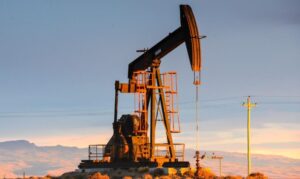 El petróleo Brent sube hasta 66,84 dólares en la víspera de la cumbre Trump-Putin