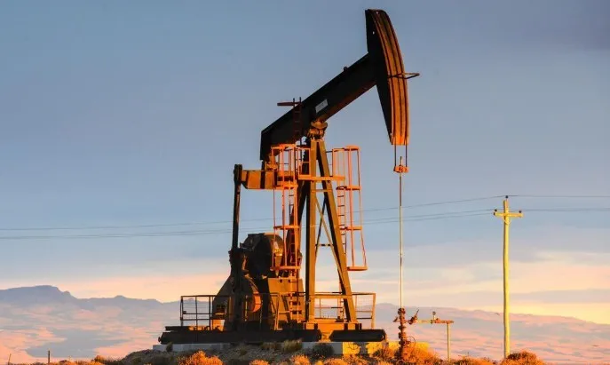 El petróleo Brent sube hasta 66,84 dólares en la víspera de la cumbre Trump-Putin
