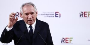 El primer ministro francés señala a los ‘boomers’ por «condenar de por vida a los jóvenes a pagar su deuda»