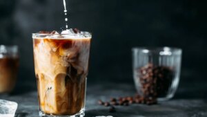 El truco imprescindible que debes conocer para no aguar el café con hielo durante el verano
