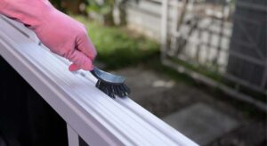 El truco infalible para limpiar los rieles de las ventanas y que queden como nuevos