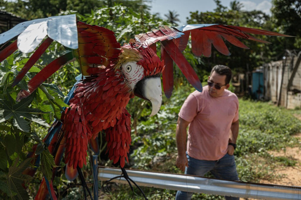 El venezolano que convierte la chatarra en impresionantes esculturas