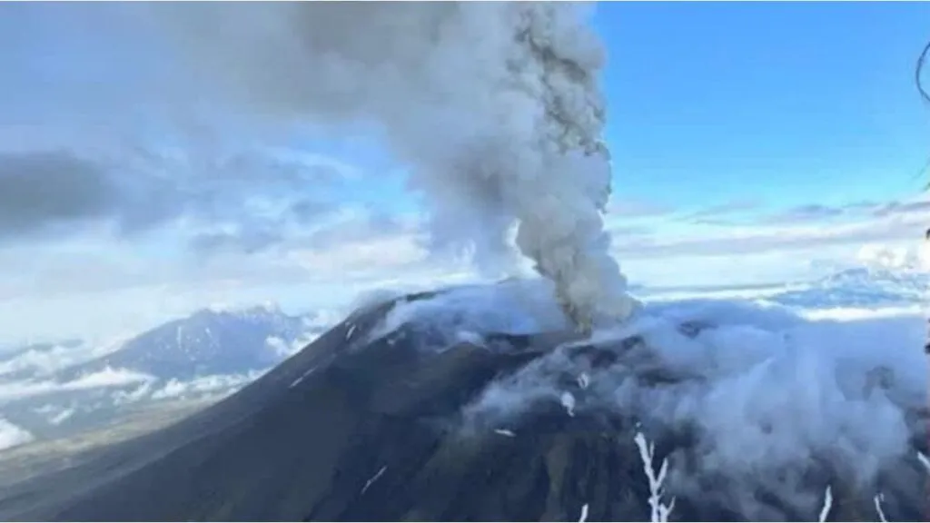 El volcán ruso Krasheninnikov entró en erupción después de 400 años tras el terremoto