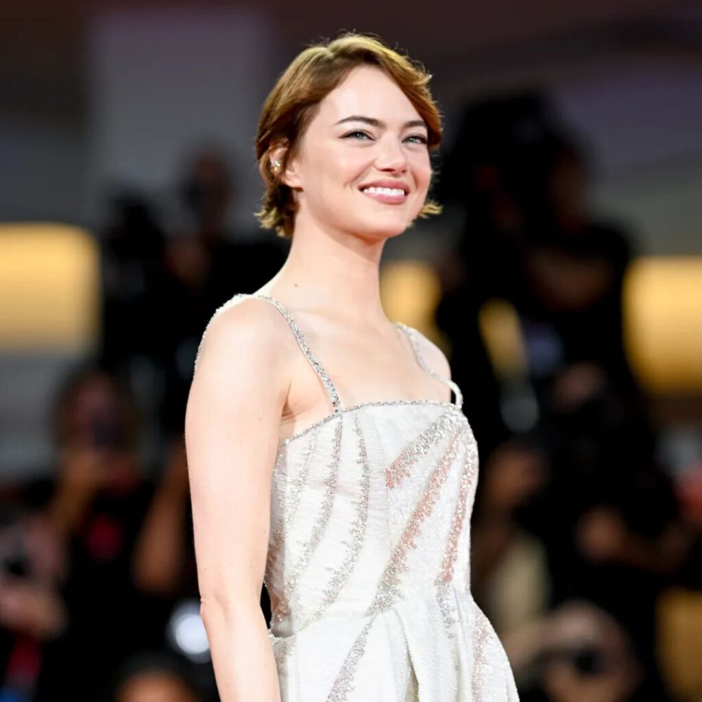 Emma Stone brilla con un look minimalista en Venecia