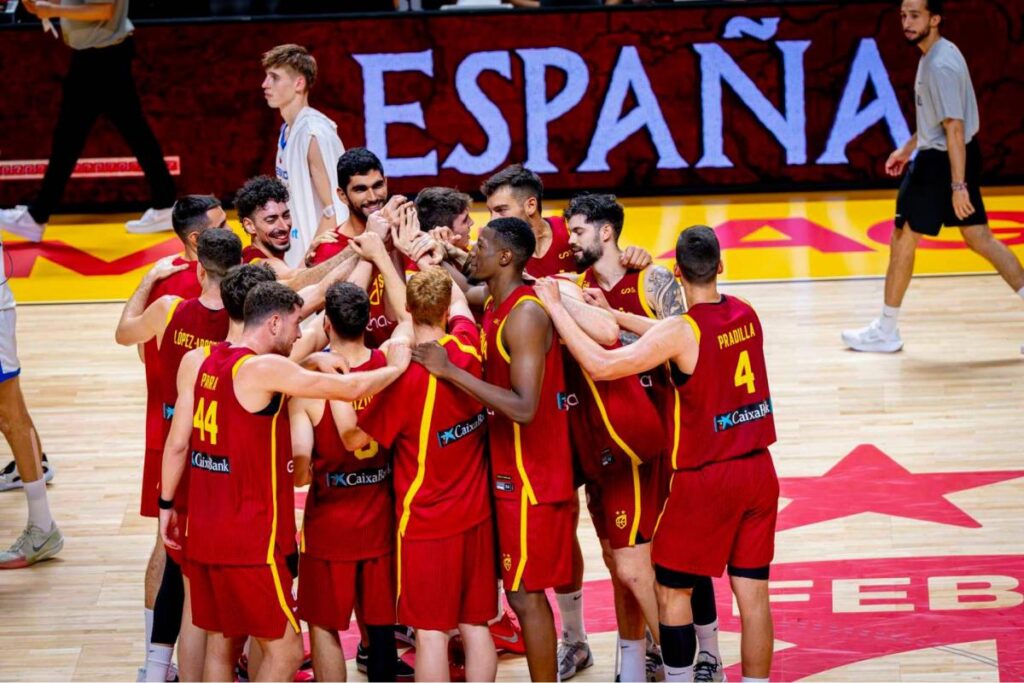 España pisa el acelerador y aplasta a la República Checa