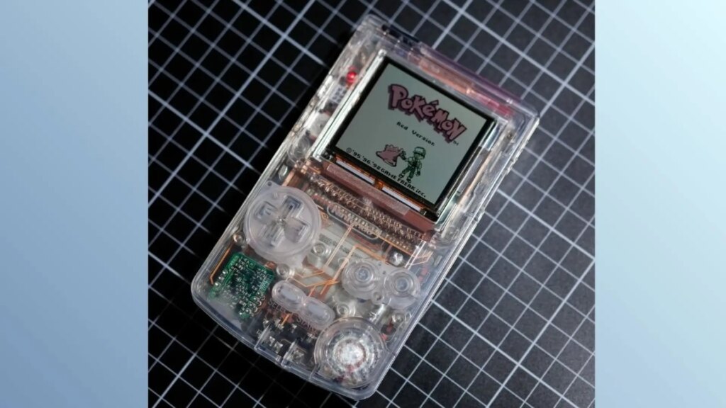 Esta Game Boy Color transparente enamorará a los fans de la mítica consola de Nintendo