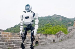 Este robot gigante de metal conquista la Gran Muralla China