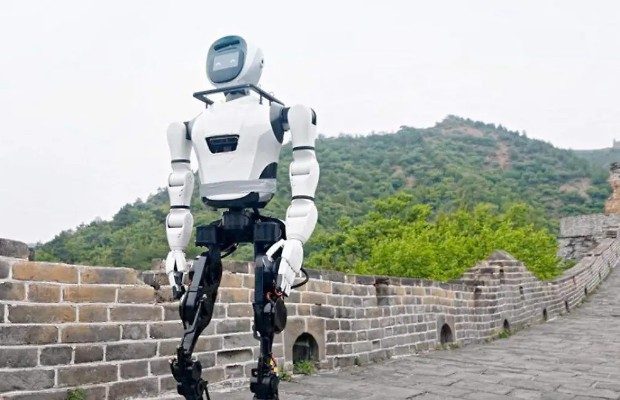 Este robot gigante de metal conquista la Gran Muralla China