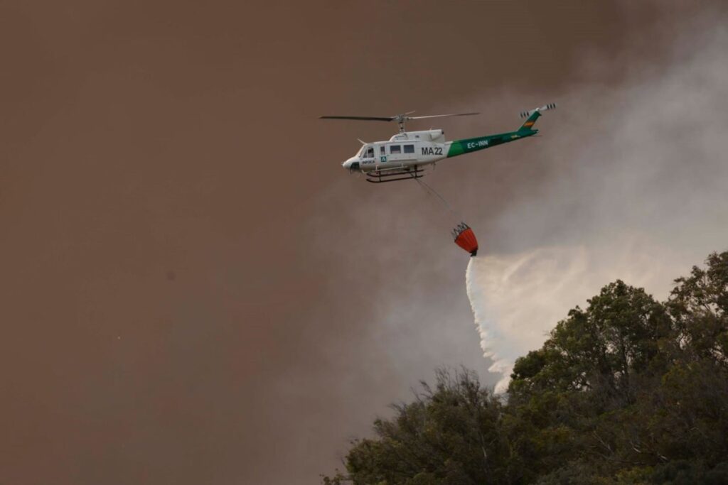 Evacuados hoteles, campings, chiringuitos y 5.000 vehículos por un incendio en Tarifa (Cádiz)