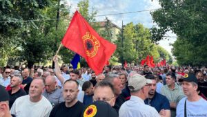 Exguerrilleros de Kosovo protestan contra tribunal de guerra – DW – 08/08/2025