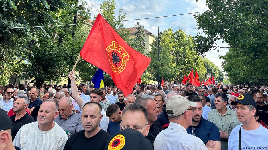 Exguerrilleros de Kosovo protestan contra tribunal de guerra – DW – 08/08/2025