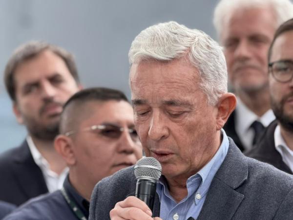 Expresidente Álvaro Uribe llegó a Bogotá para rendir homenaje a Miguel Uribe Turbay | Gobierno | Economía