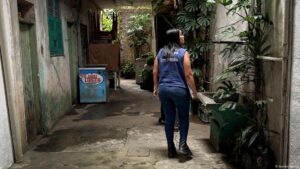 Fábricas de mosquitos para combatir el desafío del dengue – DW – 20/08/2025