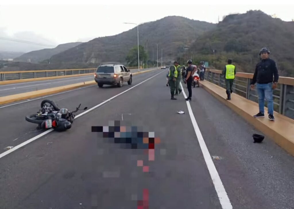 Fallece joven al colisionar su moto en la Caracas–La Guaira