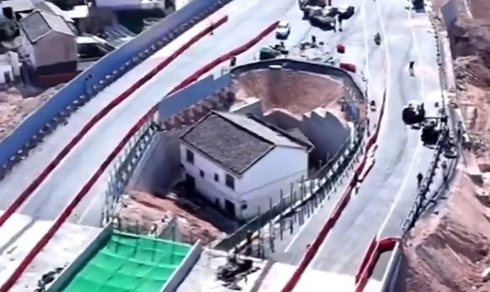 Familia china con una autopista alrededor de su casa tira la toalla y se muda por el ruido