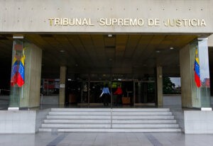 Familiares de presos políticos exigen al TSJ la revisión de sus casos