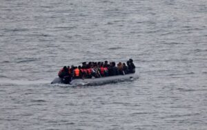 Francia rescata en un día a 111 migrantes que intentaban llegar a Inglaterra en patera – AlbertoNews
