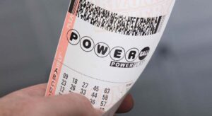 Gana 340 millones de dólares en la lotería y no puede creer lo que pasa cuando va a reclamar el premio: «Es una negligencia grave»