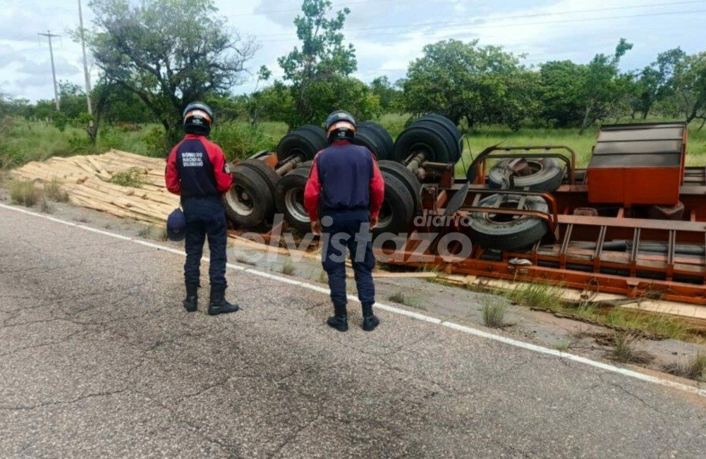 Gandola cargada con listones de madera se volcó en la carretera nacional Pariaguán - El Tigre