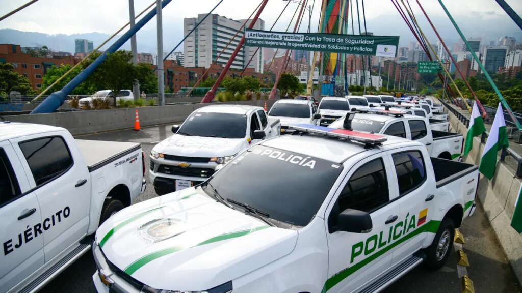 Gobernación de Antioquia entregó 49 camionetas para el Ejército Nacional y la Policía compradas con la 'tasa de seguridad'