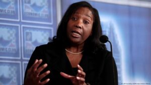 Gobernadora de la Fed Lisa Cook demanda a Trump por despido – DW – 28/08/2025