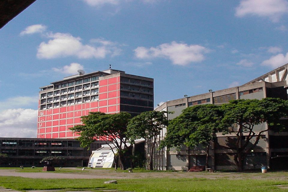 Gobierno amenaza autonomía de universidades al querer controlar el 100% de cupos