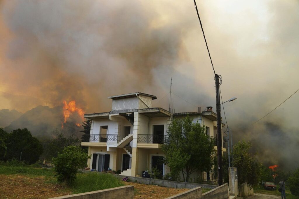 Las llamas rodean una casa en las afueras de Patras, en el oeste de Grecia.