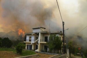 Grecia, Portugal y los Balcanes luchan contra las llamas en plena ola de calor que asfixia al sur de Europa | elperiodico.com