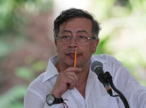 Gustavo Petro rechaza supuesto chat filtrado y acusa montaje político en su contra