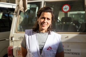 HAMBRE GAZA | Esperanza Santos, MSF: «Los niños malnutridos tienen los ojos hundidos y la mirada perdida, les cuesta sonreír» | elperiodico.com