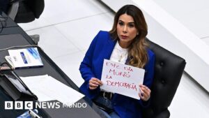 «Ha muerto la democracia»: las reacciones a la polémica reforma en El Salvador que permitirá la reelección presidencial indefinida