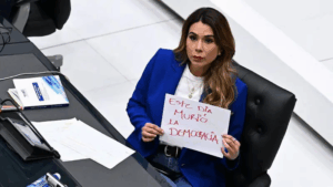 «Ha muerto la democracia»: las reacciones a la polémica reforma en El Salvador que permitirá la reelección presidencial indefinida