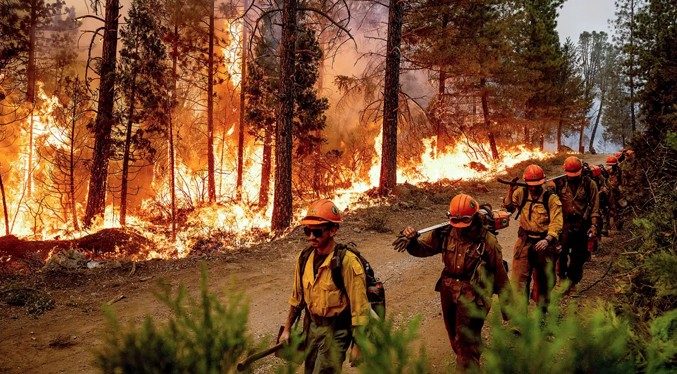 Hay miles de personas evacuadas por incendios en California