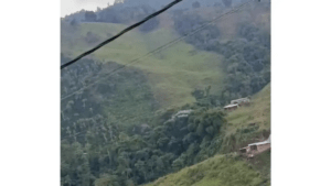 ‘Hay ráfaga de disparos desde la montaña, se están enfrentando duro’