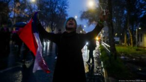 Hinchas de la U. de Chile protestan ante embajada argentina – DW – 22/08/2025