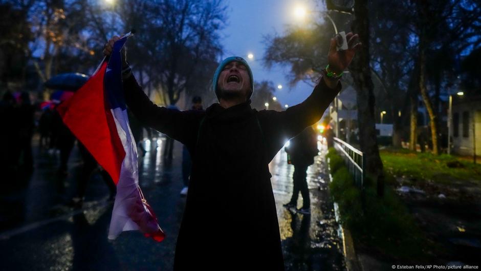Hinchas de la U. de Chile protestan ante embajada argentina – DW – 22/08/2025