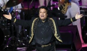 Homenaje a Juan Gabriel reúne a fans mexicanos y extranjeros en Ciudad Juárez