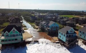 Huracán ‘Erin’ provoca inundaciones costeras en Carolina del Norte