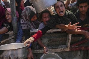 ISRAEL – PALESTINA | Al menos 20 muertos y decenas de heridos al volcar un camión con ayuda humanitaria en la Franja de Gaza | elperiodico.com