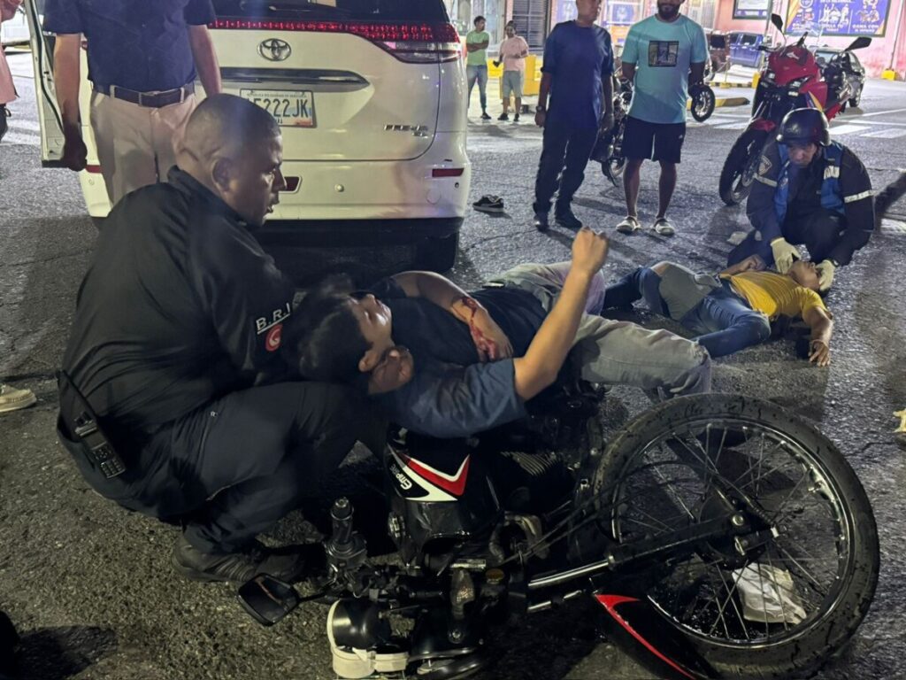 Iban 3 en una moto y chocaron contra una minivan en La Atlántida